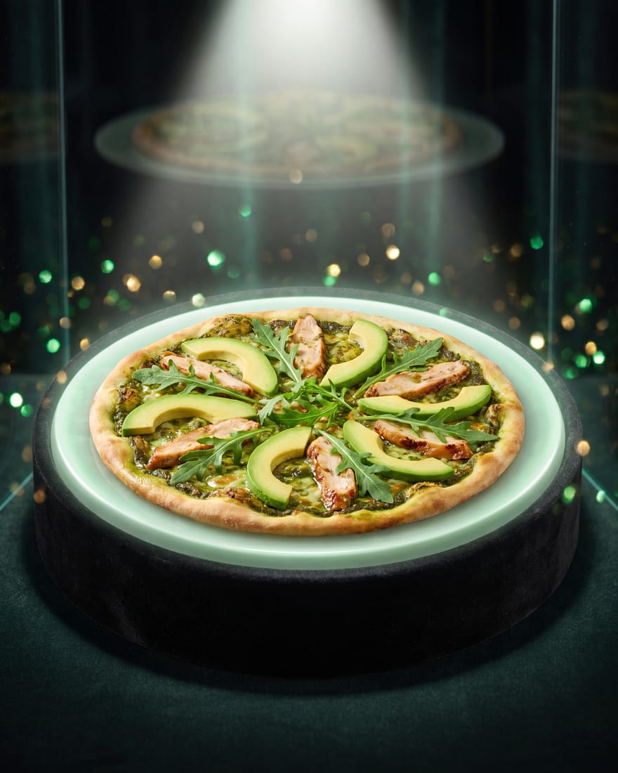 Jade — pizza DIAMANTI de edición limitada presentada como gema rara en vitrina de joyería